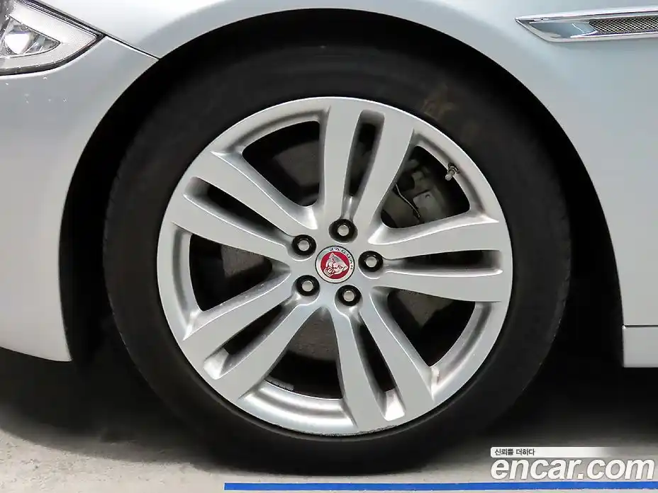 Jaguar XJ 2015 3.0 Автомат в Москве № 305186, фото 20