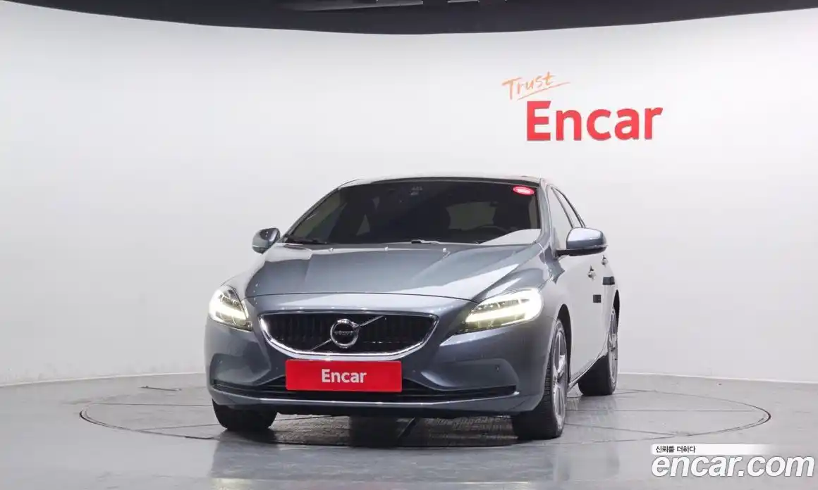 Volvo V40 2018 2.0 Автомат в Москве № 164521, фото 3