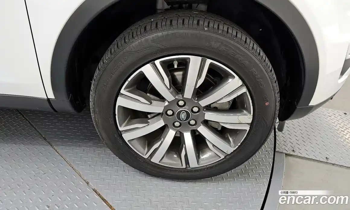 Land Rover Discovery Sport 2017 2.0 Автомат в Москве № 166251, фото 2