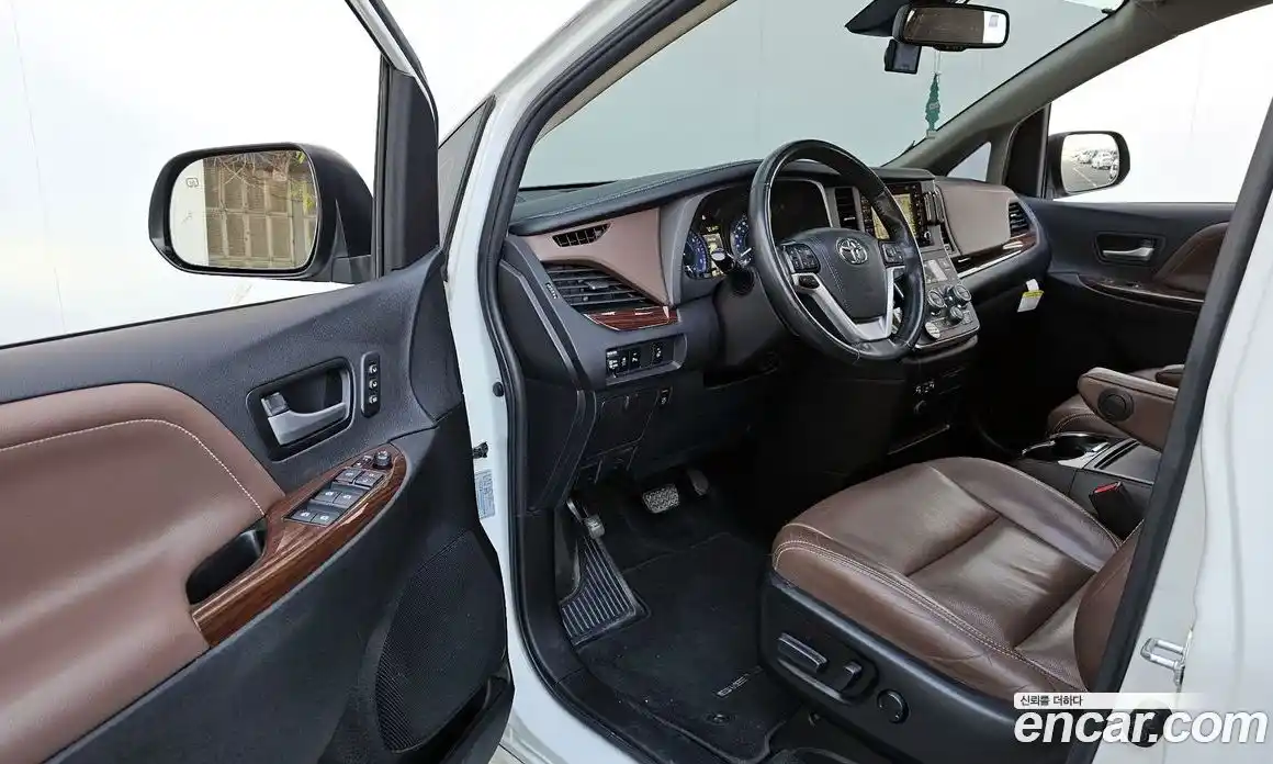 Toyota Sienna 2019 3.5 Автомат в Москве № 199665, фото 14