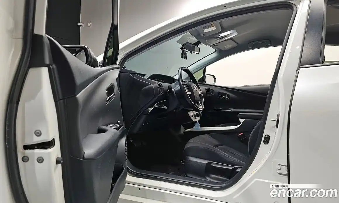 Toyota Prius 2016 1.8 Автомат в Москве № 199644, фото 18