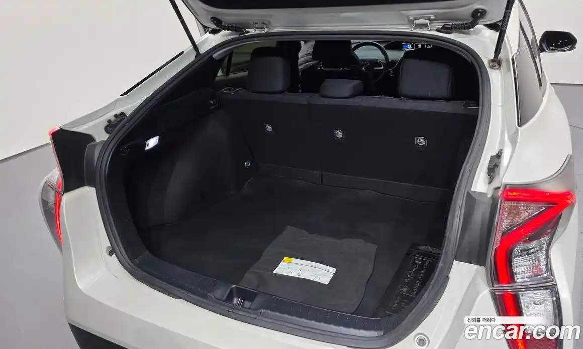 Toyota Prius 2016 1.8 Автомат в Москве № 199644, фото 5