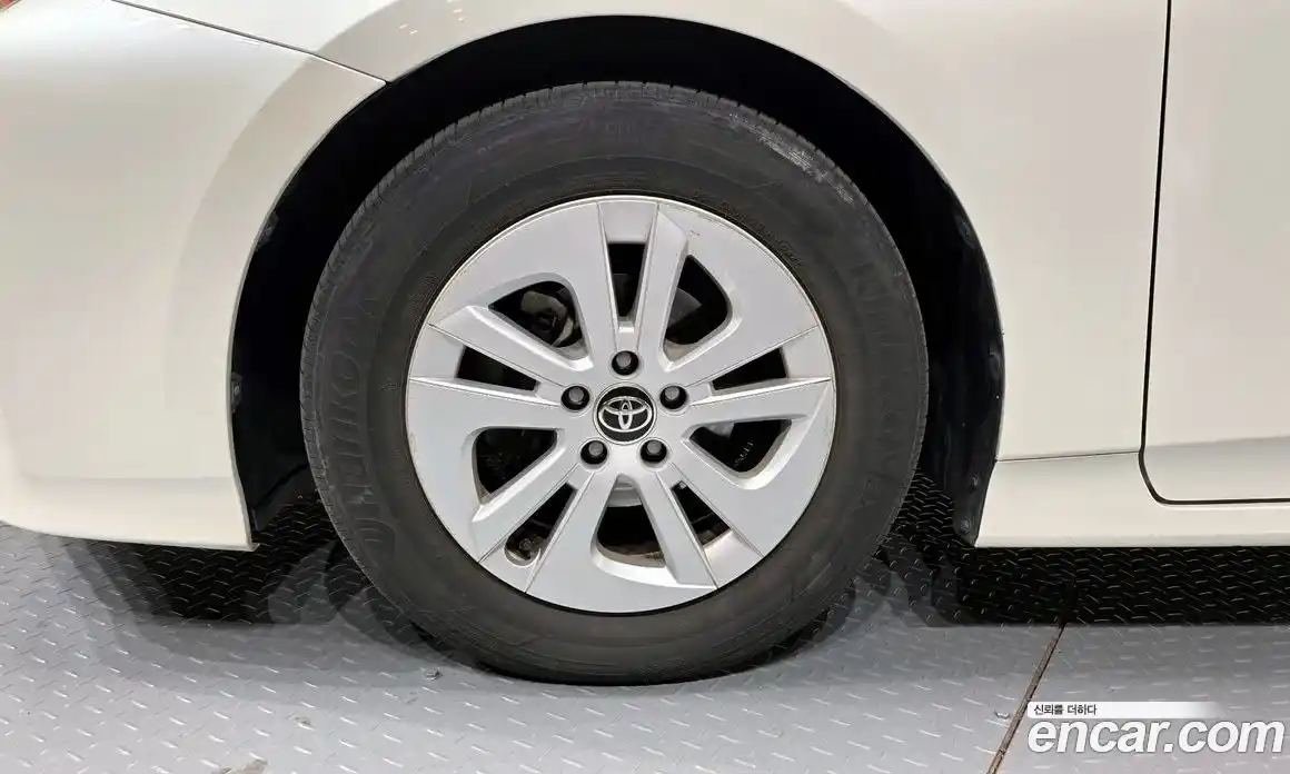 Toyota Prius 2016 1.8 Автомат в Москве № 199644, фото 6