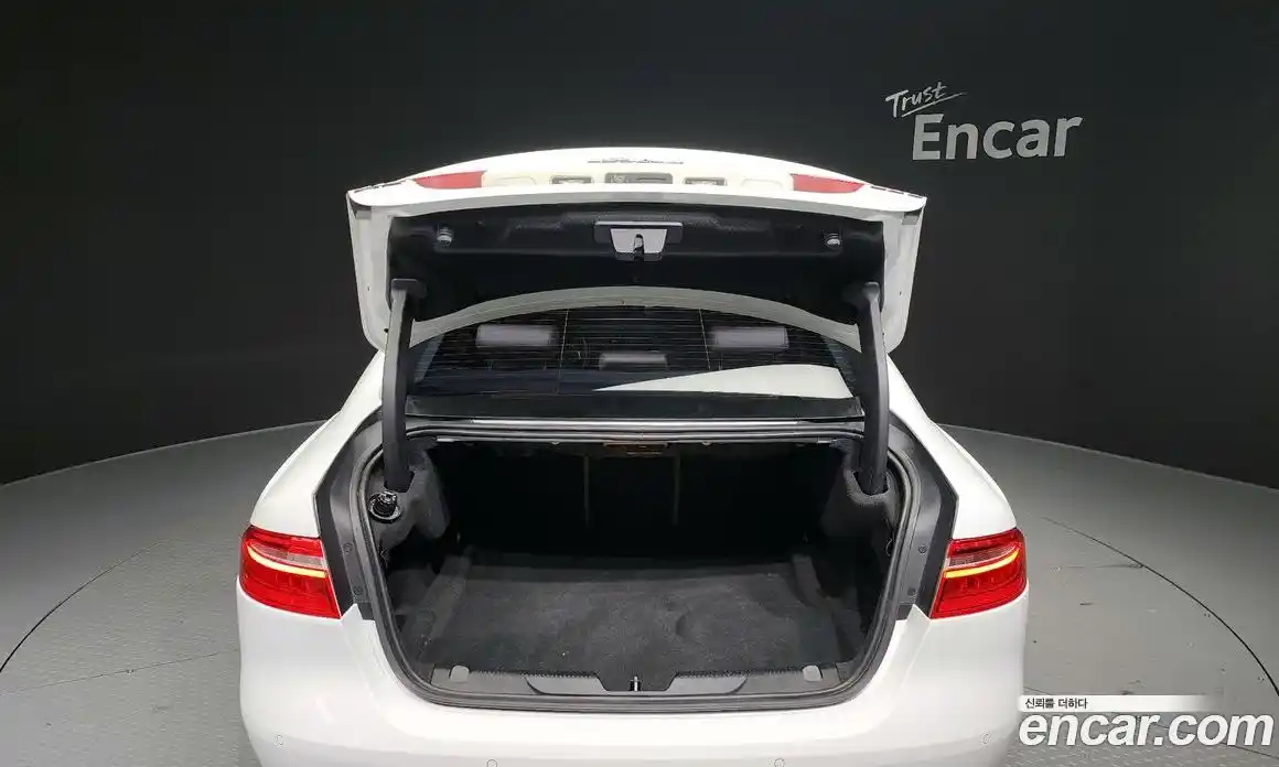 Jaguar XE 2016 2.0 Автомат в Москве № 304959, фото 12