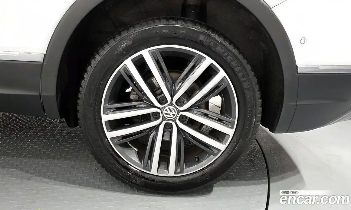 Volkswagen Tiguan 2018 2.0 Автомат в Москве № 169082, фото 11