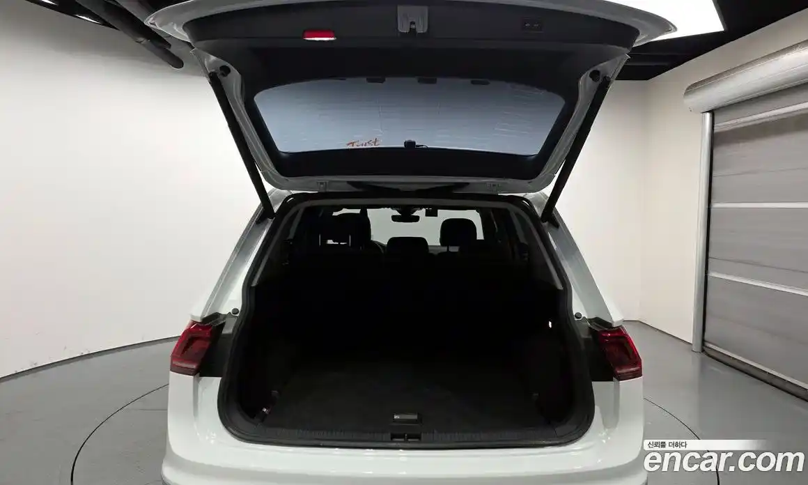 Volkswagen Tiguan 2018 2.0 Автомат в Москве № 169082, фото 14