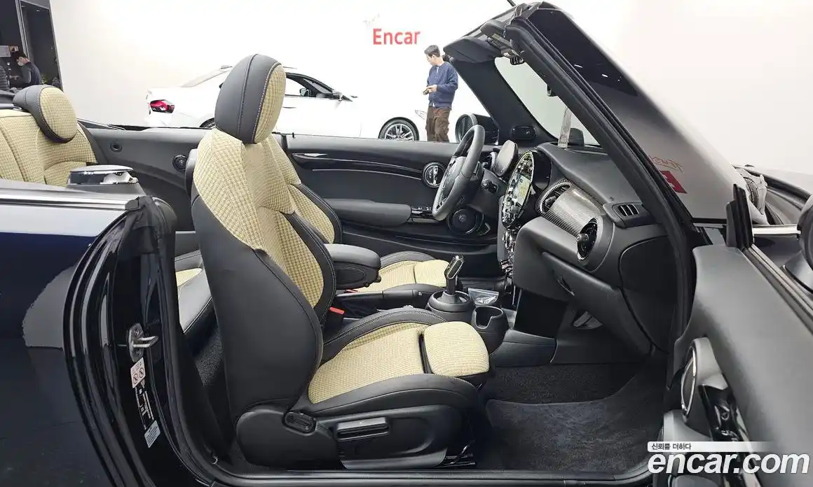 Mini Cooper Convertible 2024 2.0 Автомат в Москве № 204649, фото 1