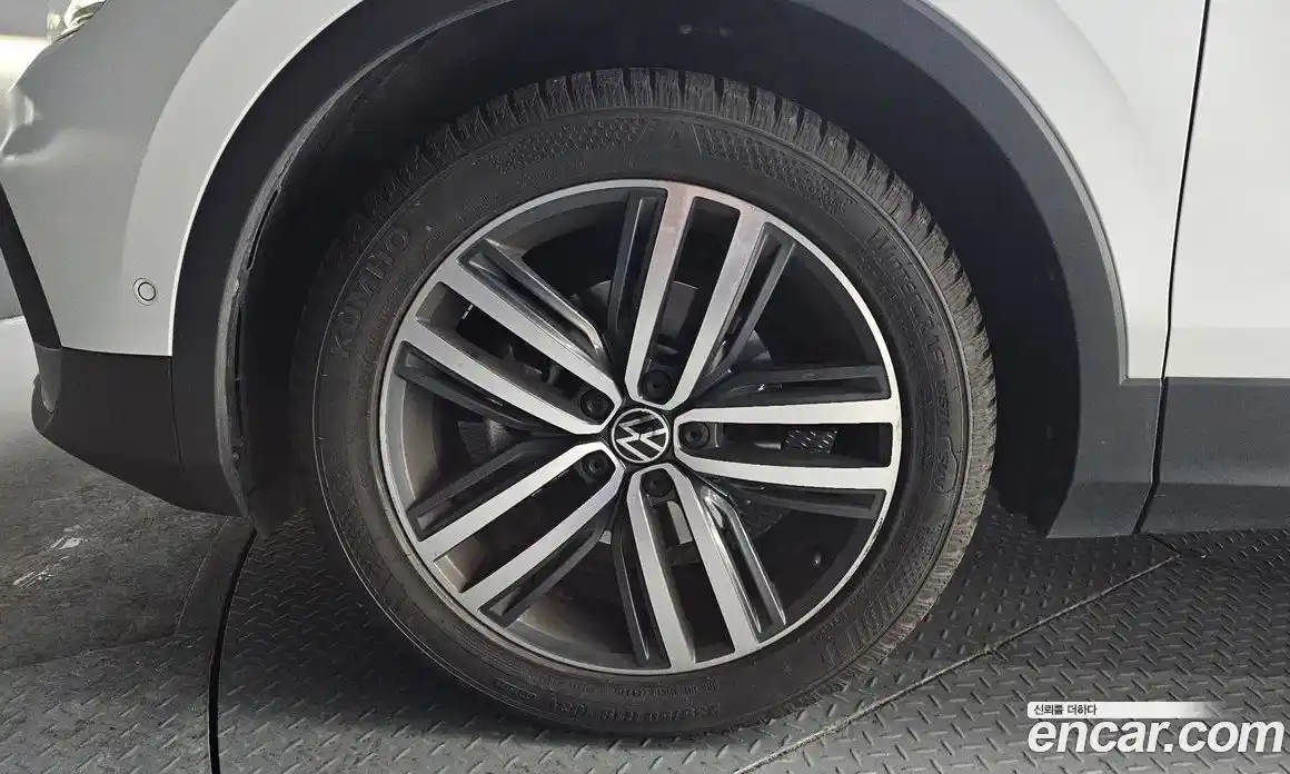 Volkswagen Tiguan 2023 2.0 Автомат в Москве № 214872, фото 6