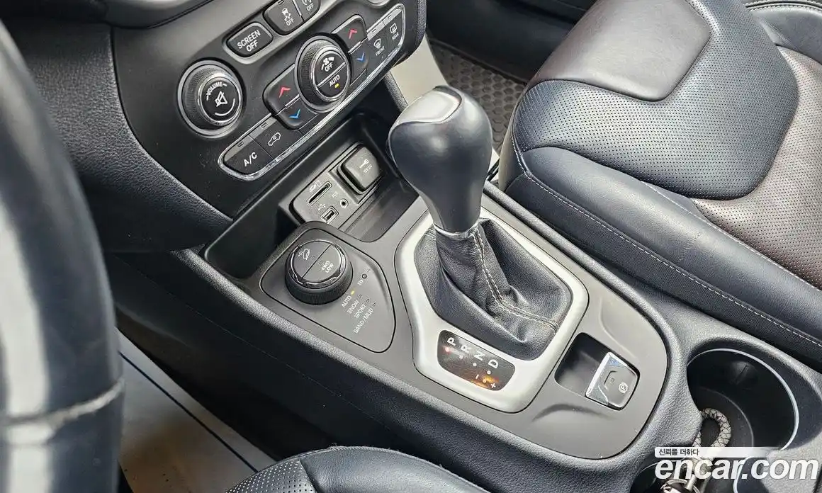 Jeep Cherokee 2016 2.2 Автомат в Москве № 232726, фото 17