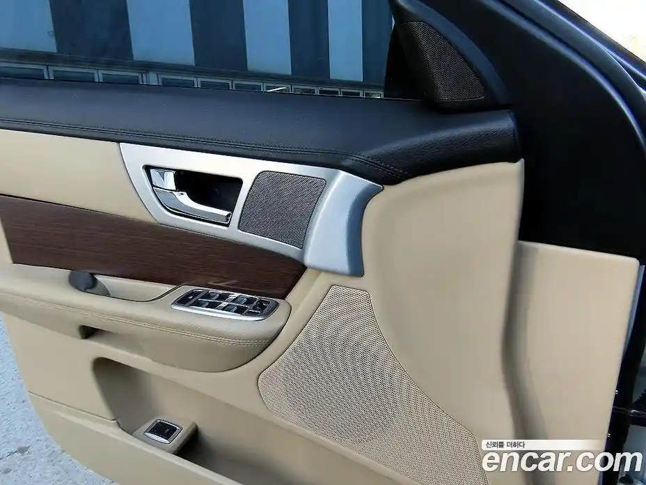 Jaguar XF 2013 2.0 Автомат в Москве № 283488, фото 11