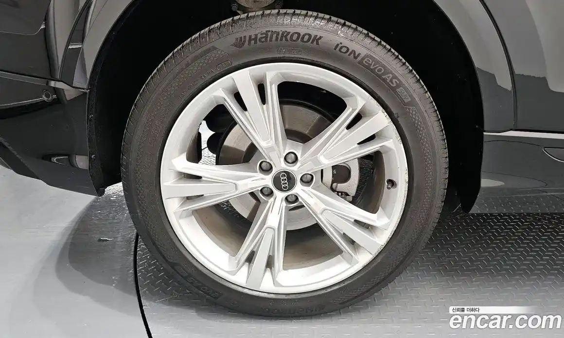 Audi Q8 2023 3.0 Автомат в Москве № 196277, фото 3