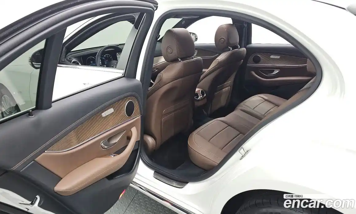 Mercedes-Benz E-Class 2022 2.0 Автомат в Москве № 139973, фото 4