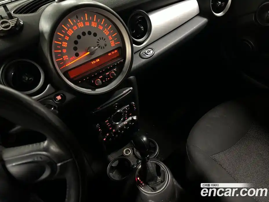 Mini Cooper Convertible 2011 1.6 Автомат в Москве № 188786, фото 10