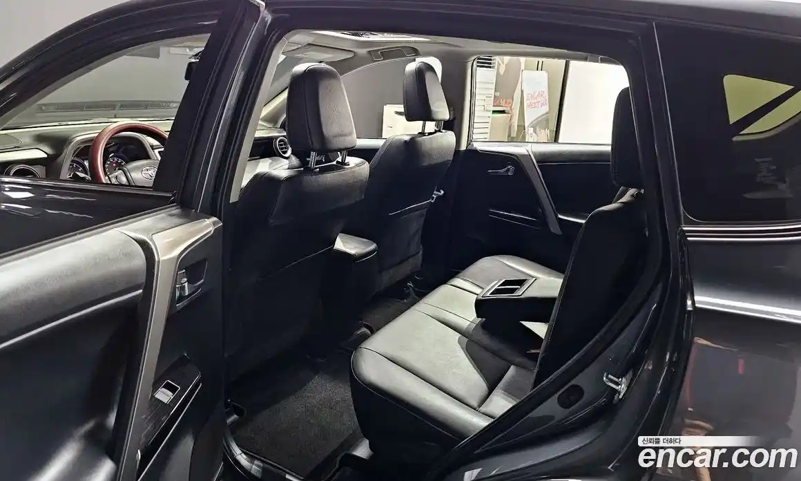 Toyota RAV4 2018 2.5 Автомат в Москве № 199661, фото 11