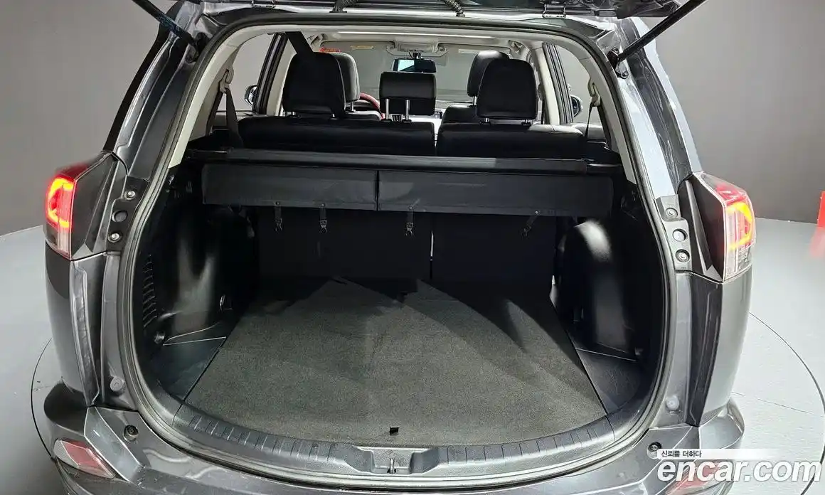 Toyota RAV4 2018 2.5 Автомат в Москве № 199661, фото 20