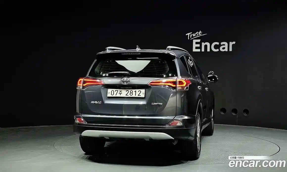 Toyota RAV4 2018 2.5 Автомат в Москве № 199661, фото 4