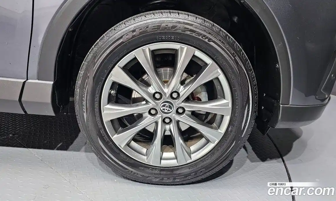 Toyota RAV4 2018 2.5 Автомат в Москве № 199661, фото 5