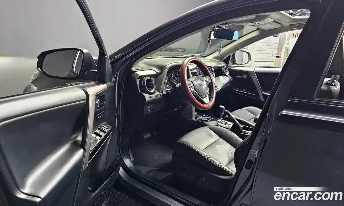 Toyota RAV4 2018 2.5 Автомат в Москве № 199661, фото 10