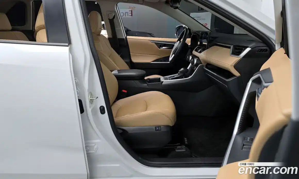 Toyota RAV4 2024 2.5 Автомат в Москве № 279227, фото 16