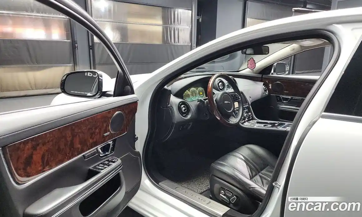 Jaguar XJ 2015 3.0 Автомат в Москве № 304954, фото 19