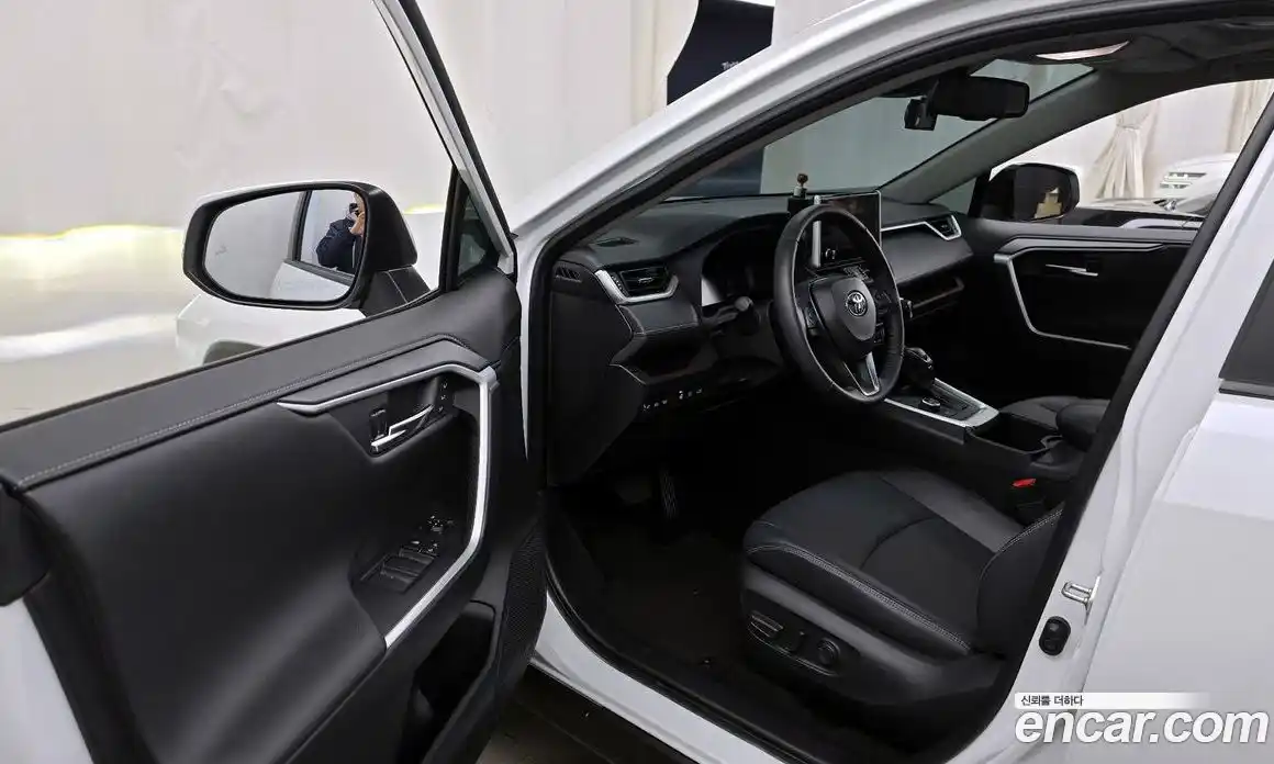 Toyota RAV4 2024 2.5 Автомат в Москве № 432879, фото 10