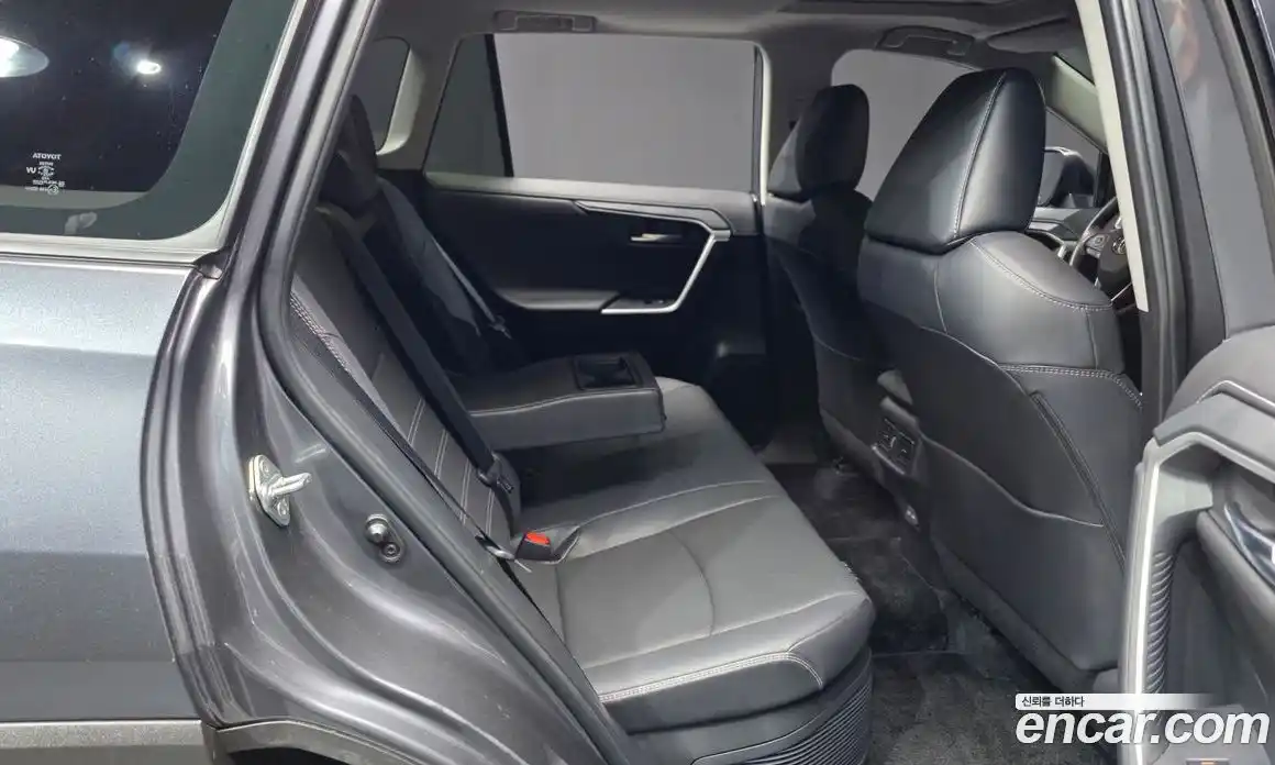 Toyota RAV4 2024 2.5 Автомат в Москве № 472930, фото 11