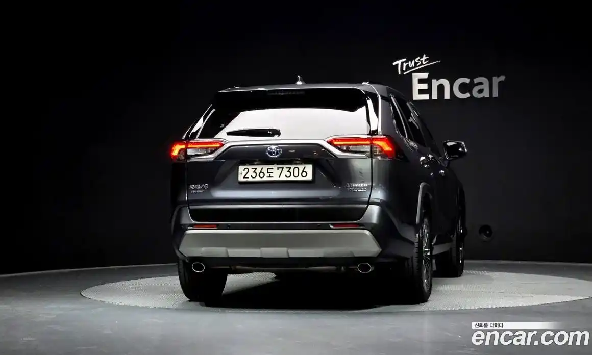 Toyota RAV4 2024 2.5 Автомат в Москве № 472930, фото 3