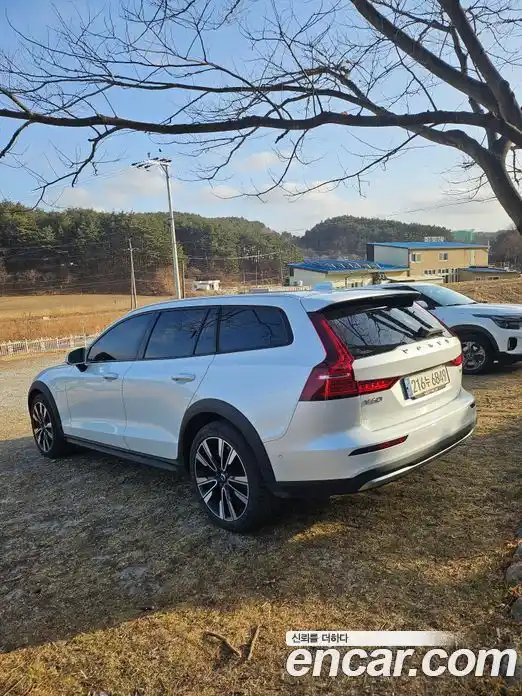 Volvo V60 2023 2.0 Автомат в Москве № 162232, фото 4