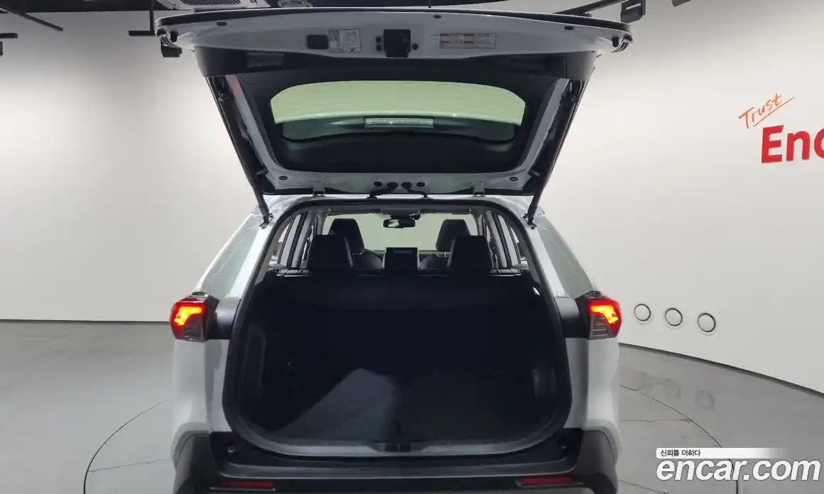 Toyota RAV4 2024 2.5 Автомат в Москве № 269271, фото 3