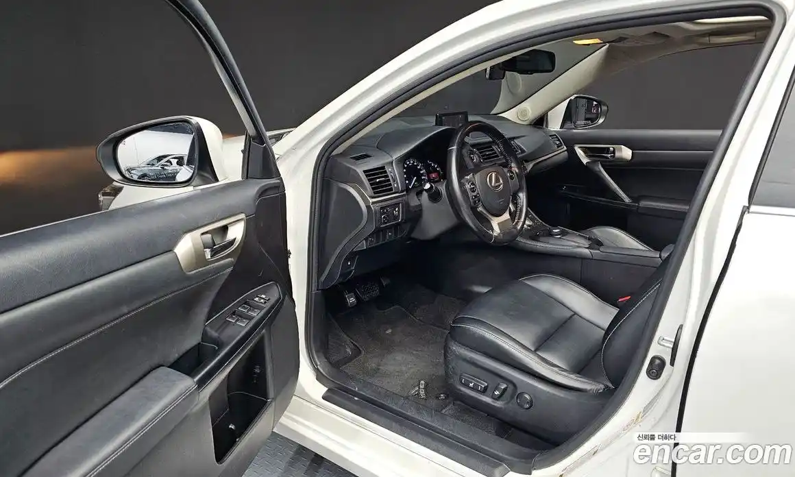 Lexus CT200h 2016 1.8 Автомат в Москве № 466114, фото 11