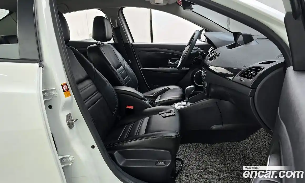 Renault SM3 2015 1.6 Автомат в Москве № 242621, фото 12