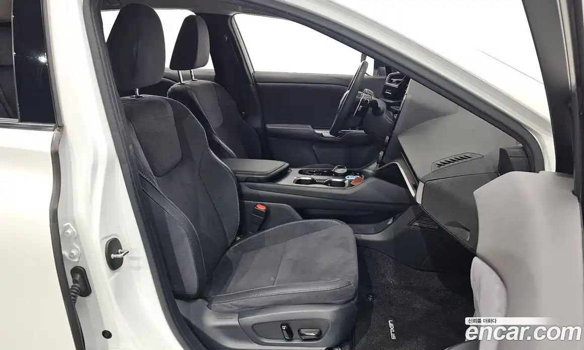 Lexus RZ 2023 0.2 Автомат в Москве № 198880, фото 12