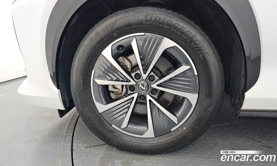 Lexus RZ 2023 0.2 Автомат в Москве № 198880, фото 5