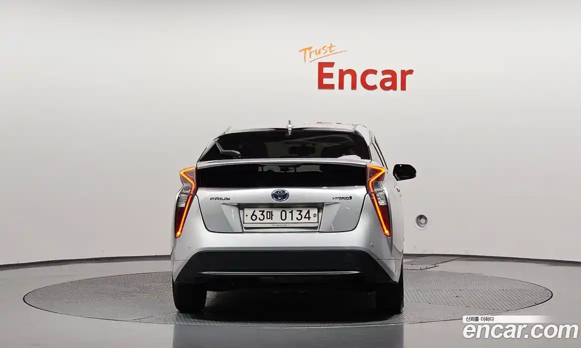 Toyota Prius 2016 1.8 Автомат в Москве № 151229, фото 1