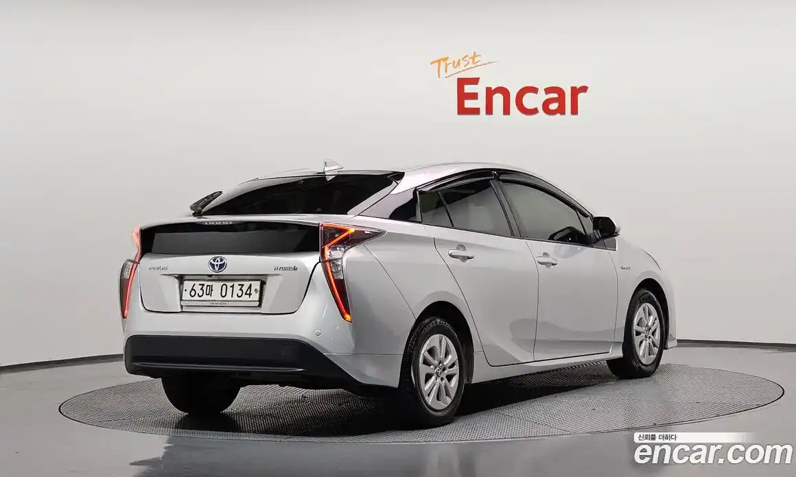 Toyota Prius 2016 1.8 Автомат в Москве № 151229, фото 8