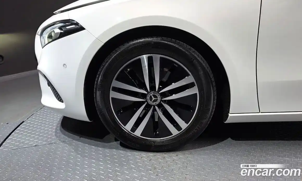 Mercedes-Benz A-Class 2023 2.0 Автомат в Москве № 224763, фото 13