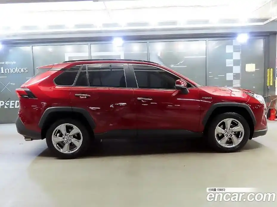 Toyota RAV4 2021 2.5 Автомат в Москве № 170364, фото 3