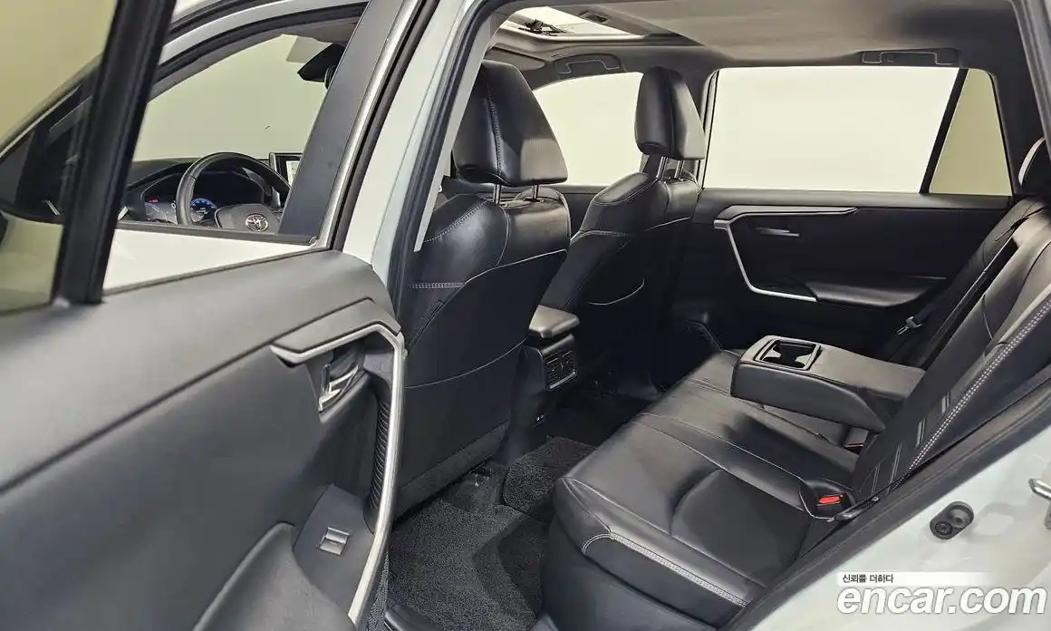 Toyota RAV4 2023 2.5 Автомат в Москве № 257107, фото 3