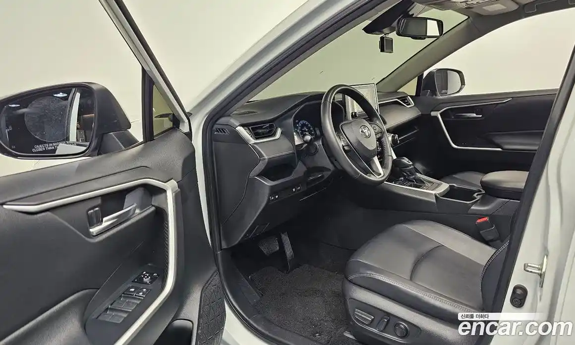 Toyota RAV4 2023 2.5 Автомат в Москве № 257107, фото 10