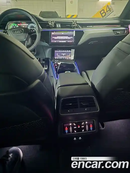 Audi SQ8 e-tron 2024 Автомат в Москве № 343835, фото 11