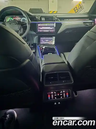 Audi SQ8 e-tron 2024 Автомат в Москве № 343835, миниатюра 11