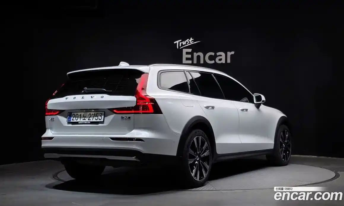 Volvo V60 2024 2.0 Автомат в Москве № 212823, фото 3