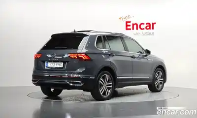 Volkswagen Tiguan 2023 2.0 Автомат в Москве № 215285, миниатюра 2