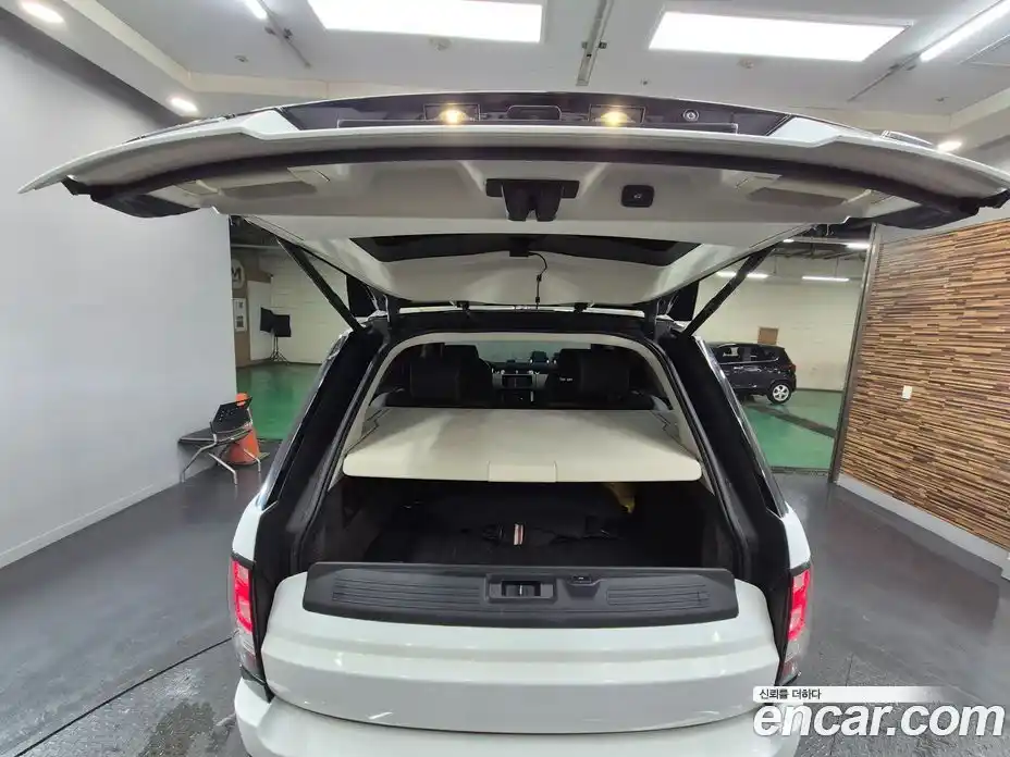 Land Rover Range-Rover 2015 4.4 Автомат в Москве № 231353, фото 15