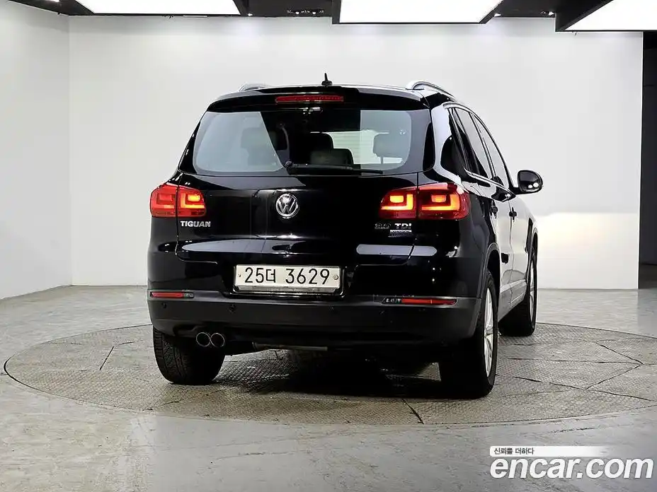 Volkswagen Tiguan 2015 2.0 Автомат в Москве № 169293, фото 3