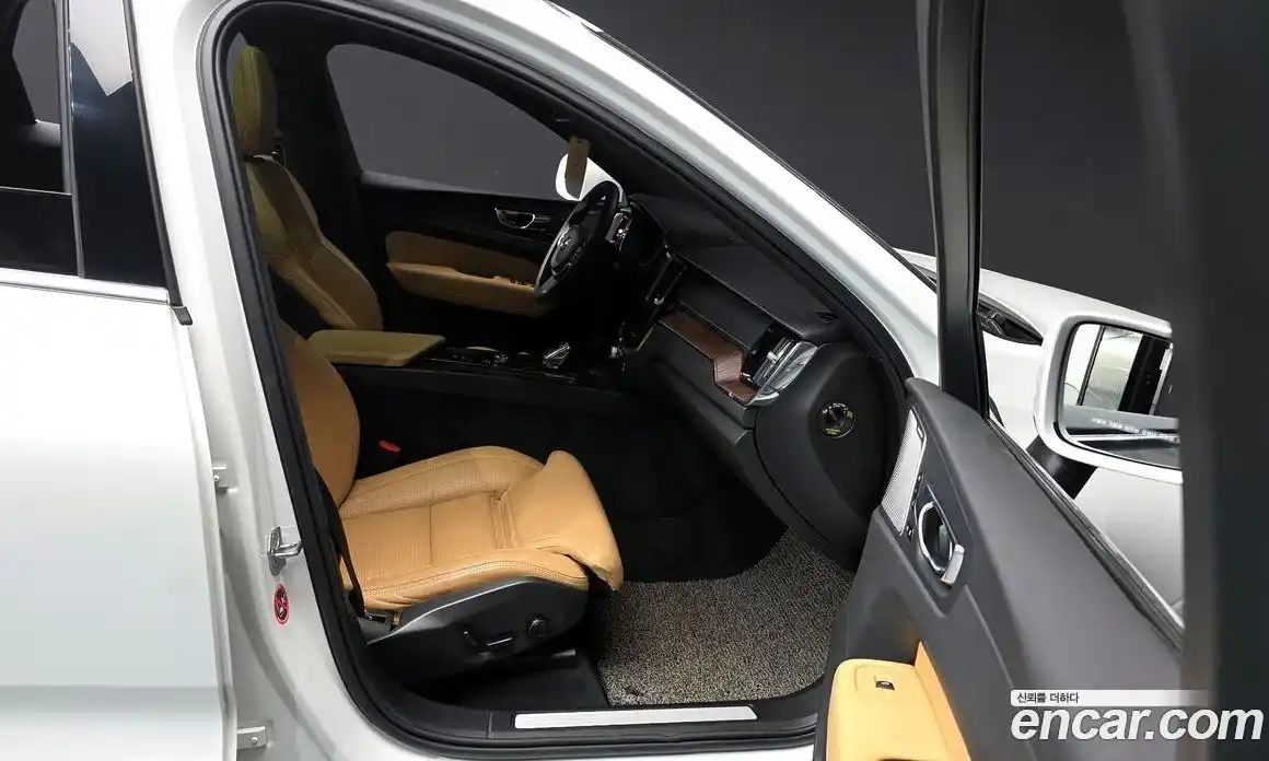 Volvo XC60 2021 2.0 Автомат в Москве № 197012, фото 16