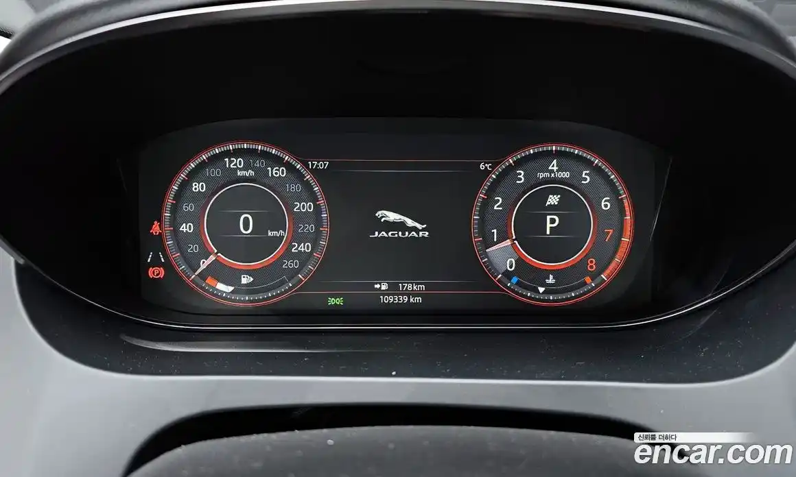 Jaguar E-Pace 2018 2.0 Автомат в Москве № 335820, фото 11