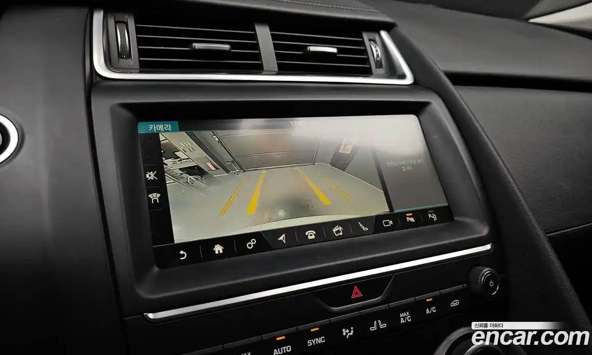 Jaguar E-Pace 2018 2.0 Автомат в Москве № 335820, фото 16