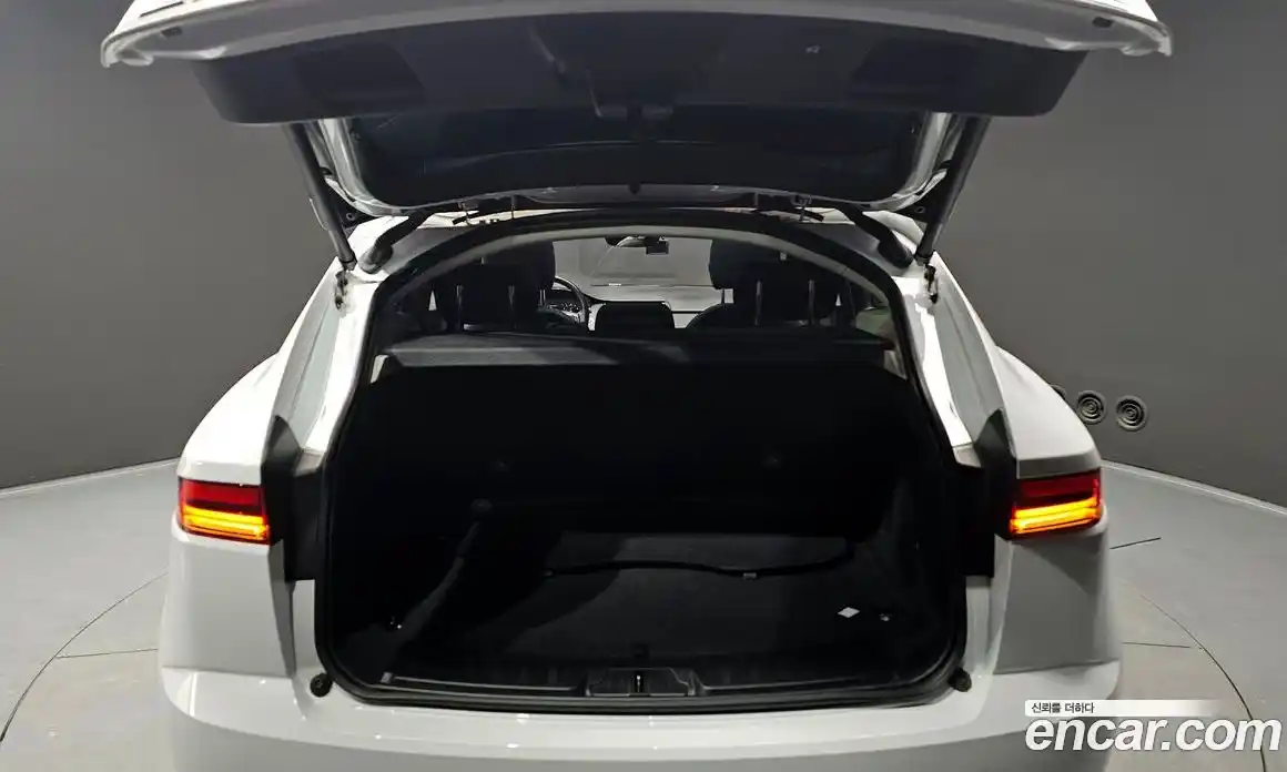 Jaguar E-Pace 2018 2.0 Автомат в Москве № 335820, фото 9