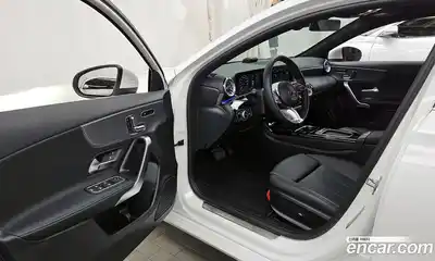 Mercedes-Benz A-Class 2025 2.0 Автомат в Москве № 193632, миниатюра 3